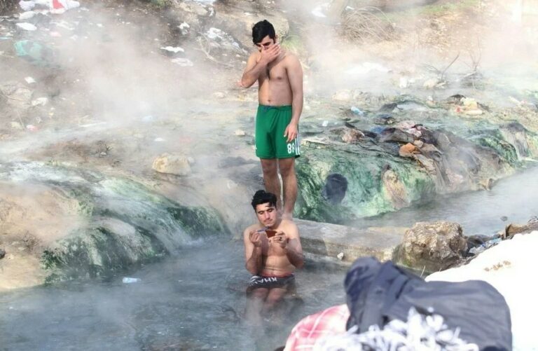 Težak život migranata: Kupaju se na ilidžanskom izvoru uprkos velikim minusima