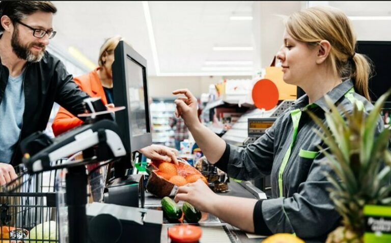 Na kasi vam prebrzo skeniraju namirnice i ne stignete ih pospremiti? Muškarac otkrio trik za takvu situaciju