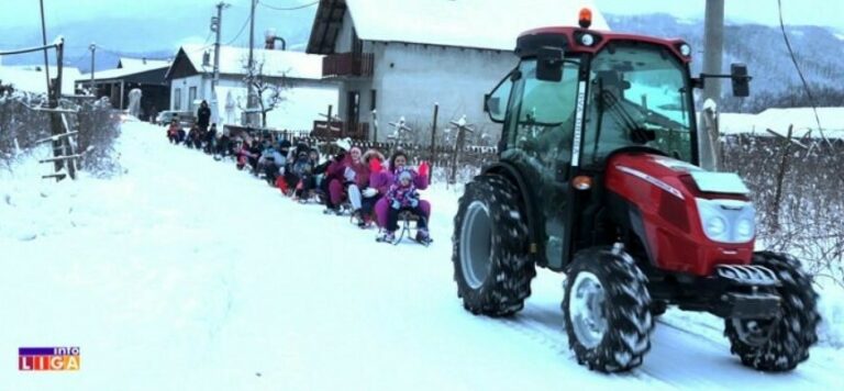Lijepa priča iz regiona: Čim padne snijeg, mještanin pali traktor i vuče vozić sanki sa djecom