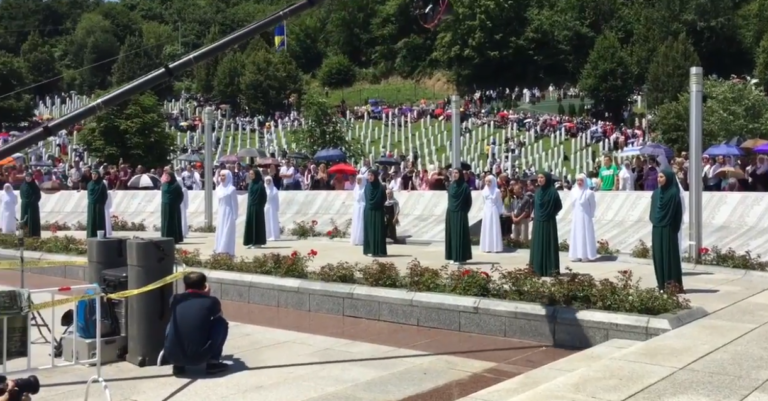 “Srebrenički inferno” kao i svake godine izazvao suze i bol među prisutnim u Potočarima