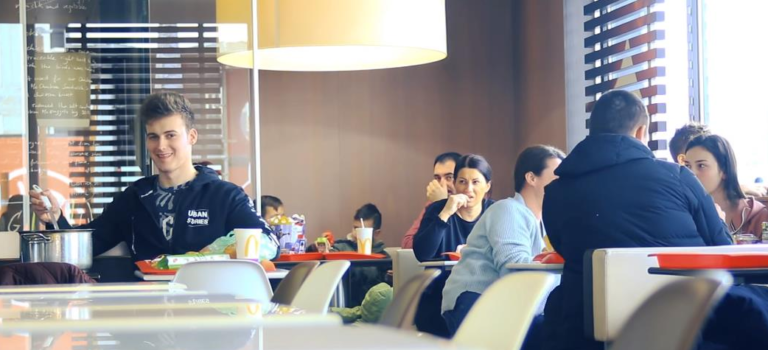 Bosanac izvadio lonac i počeo jesti grah u McDonaldsu, pogledajte reakcije ljudi (VIDEO)