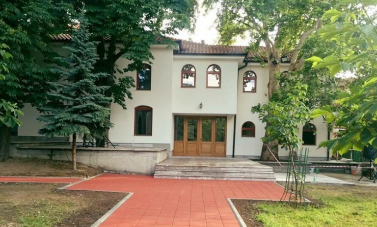 Policajac vršio nuždu u haremu džamije, i IZ stigao oštar odgovor: On je poznat po izlivima mržnje prema islamu i muslimanima