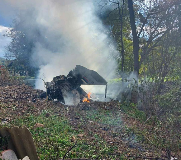 Objavljene prve fotografije nakon pada aviona: Letjelica se srušila u dvorište kuće (FOTO-VIDEO)