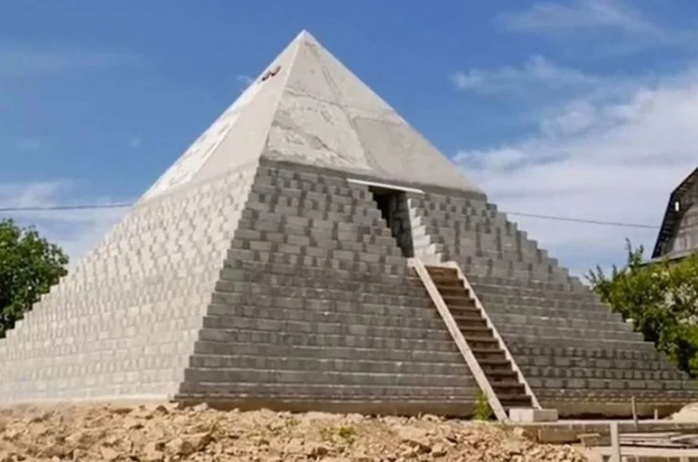 Ruski bračni par u vlastitom dvorištu izgradio piramide