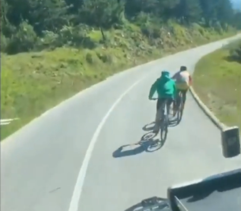 Vozač kamiona ogorčen na bicikliste: “Sklonite se sa puta” (VIDEO)