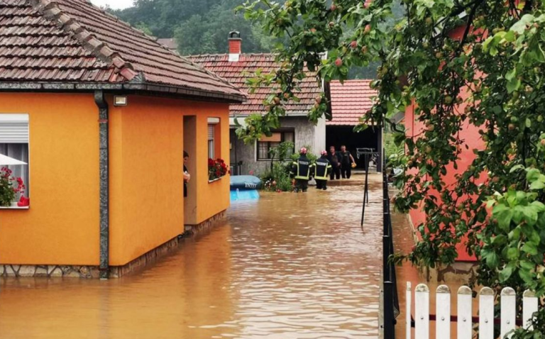 Poplave odnose živote: Bračnom paru se gubi svaki trag