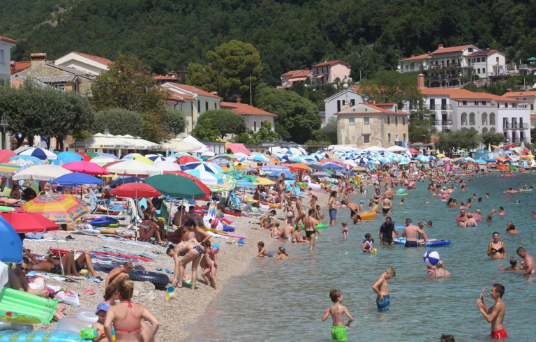 Ustanovljena procedura: Šta će biti sa turistima koji se zaraze u Hrvatskoj?