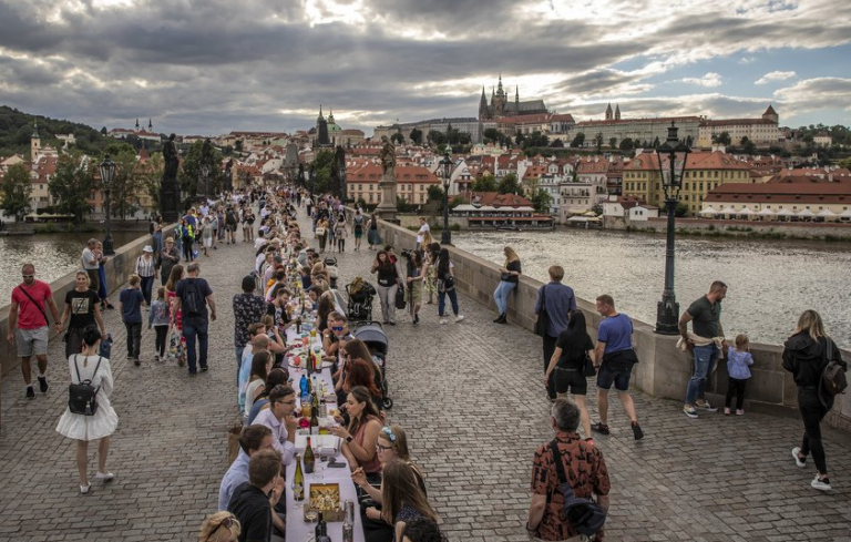 Trgovi i mostovi u Evropi postali omiljena mjesta okupljanja tokom pandemije