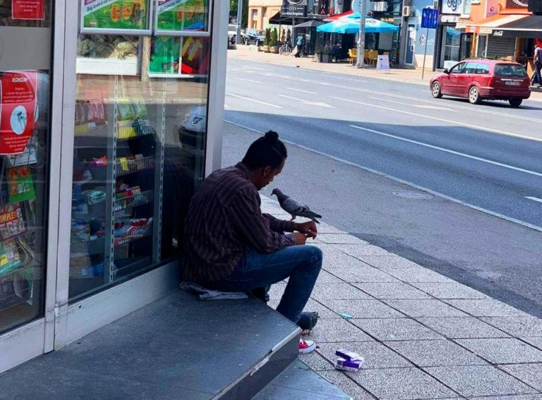 Slika dana: Migrant dijeli mrvice svog obroka sa golubovima