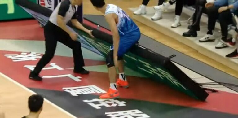 Reklama pala i teško povrijedila kineskog košarkaša