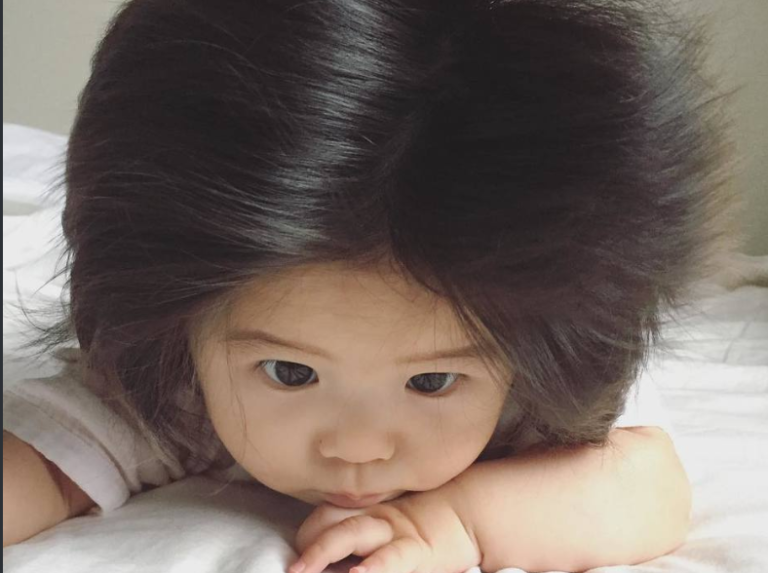 Beba rođena s dugom gustom kosom postala senzacija na Instagramu