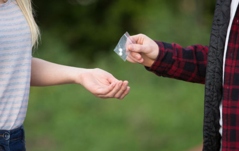 Drogirao kolege kako bi bili zabavniji na poslu