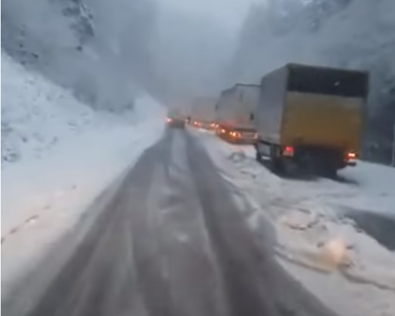 Snježni pokrivač u BiH stvorio saobraćajne probleme (FOTO)