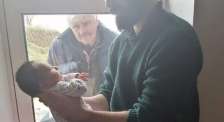 Fotografija koja slama srce: Djed zbog koronavirusa upoznao tek rođenog unuka preko prozora