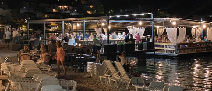 Screenshot 2020 07 25 VIDEO Kao da virus ne postoji Neum pun gostiju veliki broj ljudi u kafićima i restoranima 696x300 1