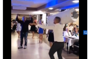 Screenshot 2020 09 23 MLADA I MLADOZENJA SU UZIVALI NA SVADBI A ONDA SE POJAVIO KUM SA OVIM POKLONOM