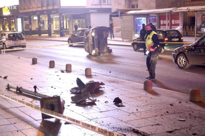 Screenshot 2020 11 02 Prevrnuo se automobil u Titovoj ulici u Sarajevu jednu osobu odvezla hitna pomoc1 696x464 1