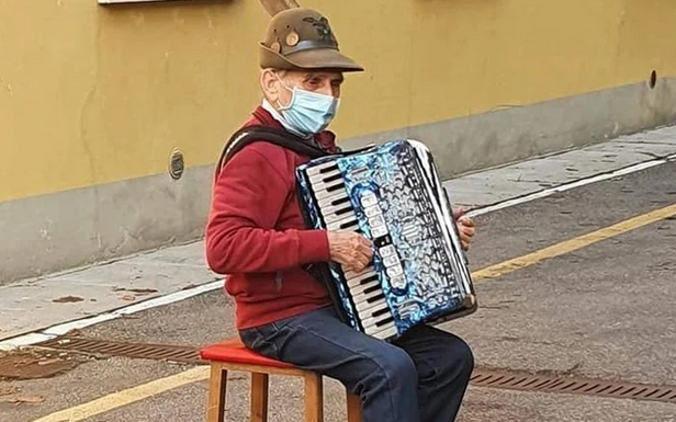 Osamdesetogodišnjak svaki dan supruzi svira serenadu ispod bolničkog prozora