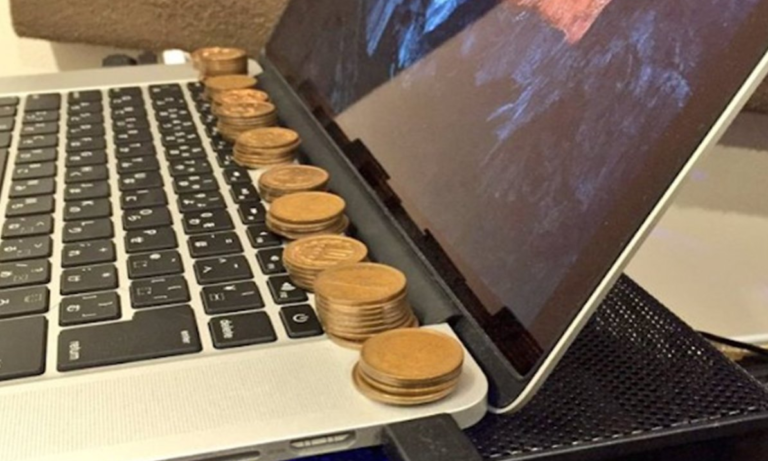 Super trik: Zašto je na laptop dobro staviti nekoliko kovanica?