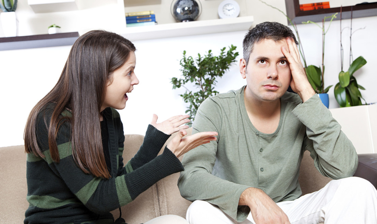 Istraživanje: Muškarci su najsretniji pored žena koje neprekidno „zvocaju“