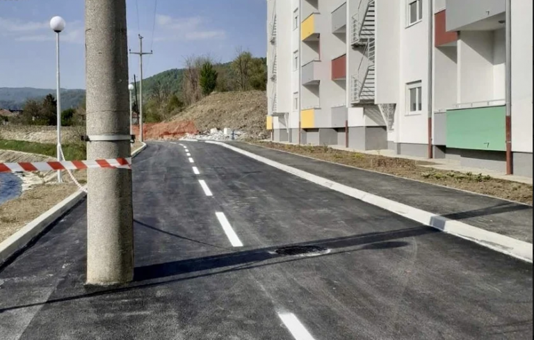 Nesvakidašnji prizor u Tuzli: Pogrešno izgradili put, stub ostao na sredini trake