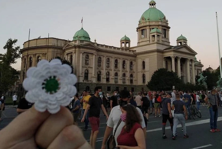 Demonstrant s protesta u Beogradu uz Cvijet Srebrenice poručio: Priznanje!