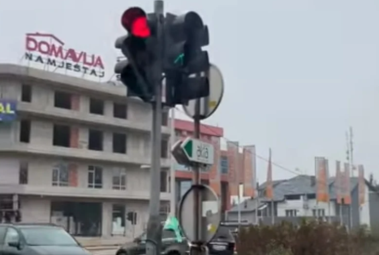 Kampanja ne poznaje pravila: Simpatizeri SDA u koloni prolaze kroz crveno svjetlo