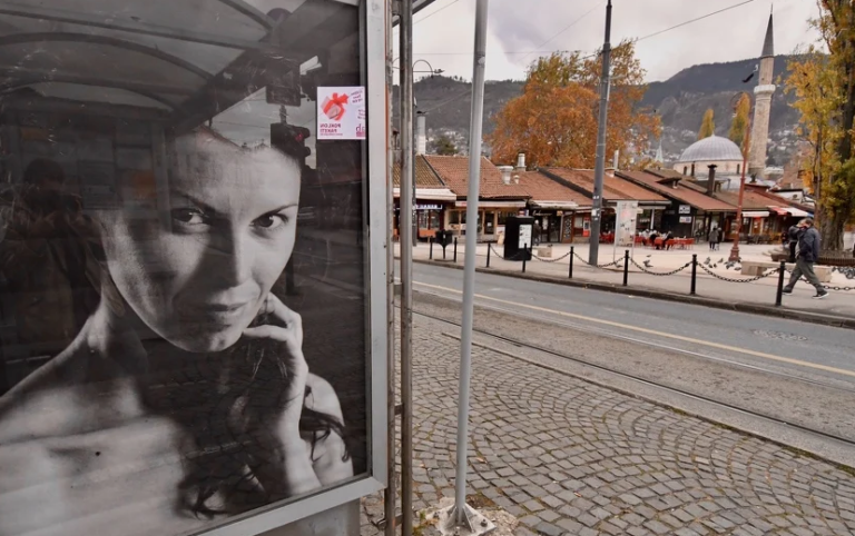 Plakate političara u 18 bh. gradova zamijenili portreti umjetnika, filozofa i terapeuta