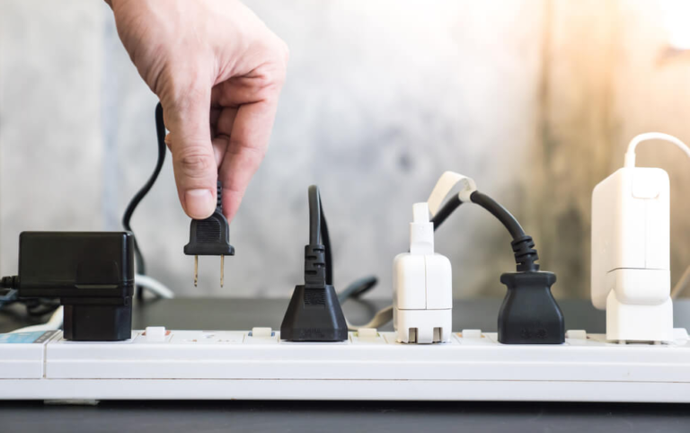 Ovaj uređaj nikako ne uključujte u produžni kabl, uzrok je mnogih požara