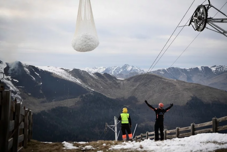 Helikopterima dovozili snijeg na ogoljele staze francuskog skijališta