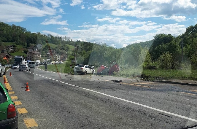 Vozač Golfa poginuo u teškoj saobraćajnoj nesreći kod Maglaja