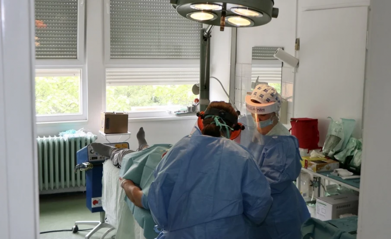 Jedinstven zahvat u BiH: Stručnjaci iz Tuzle novom metodom pacijentu uklonili rijedak tumor lica