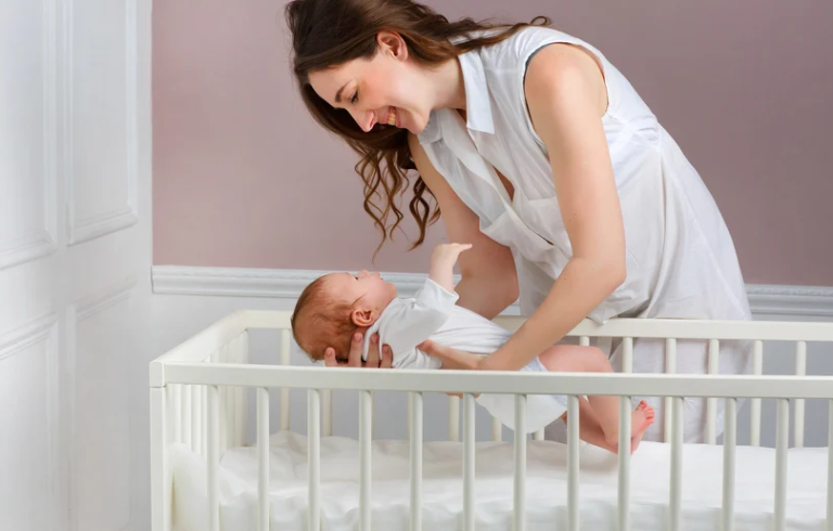 Zbogom plaču: Naviknete bebu da spava u krevetiću bez previše muke