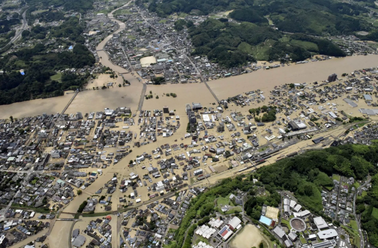 Evakuacija desetina hiljada Japanaca zbog poplave, nestalo najmanje 13 osoba