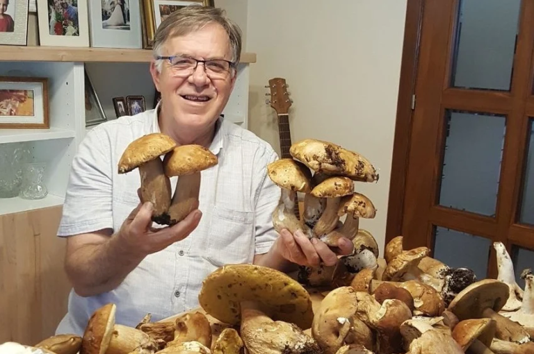 Svestrani Fikret Ćurić: Ručno izrađuje gitare, bavi se slikarstvom, ali i gljivarenjem