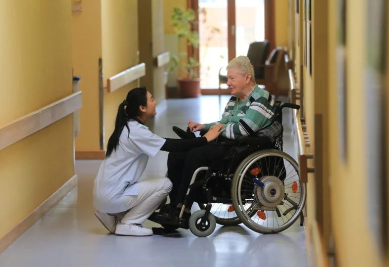 Heroji koronakrize: Njegovatelji u Njemačkoj su premalo plaćeni?