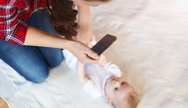 Majka objavila fotografiju bebe i dva muškarca, pa pitala ljude: ‘Ne znam ko je otac, na koga vama liči?’