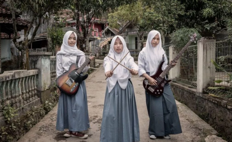 Nose hidžab i sviraju metal muziku: Tri učenice ruše stereotipe