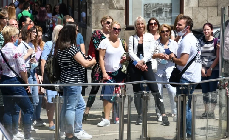 BiH bi se mogla otvoriti za strance u julu: Koliko će poguban biti “ekonomski katanac”?