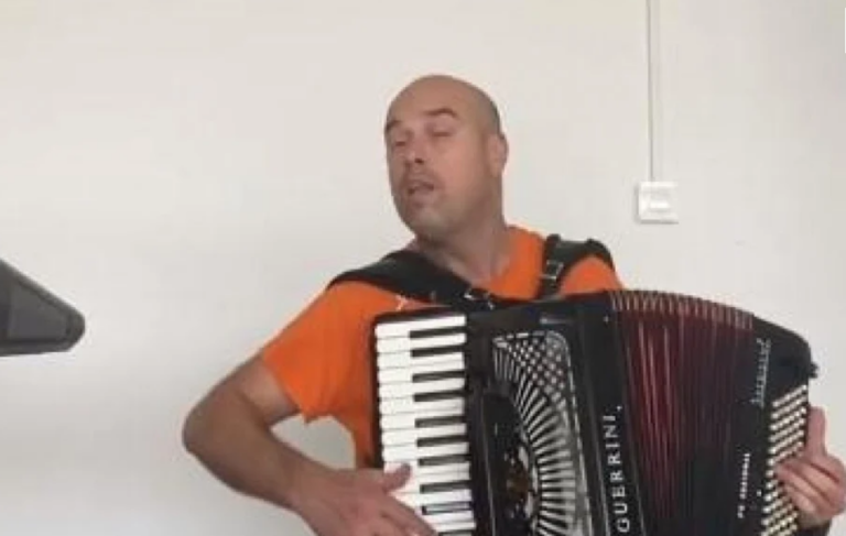 U ovoj ulozi ga još nismo vidjeli: Milan Tegeltija “razvukao” harmoniku (VIDEO)