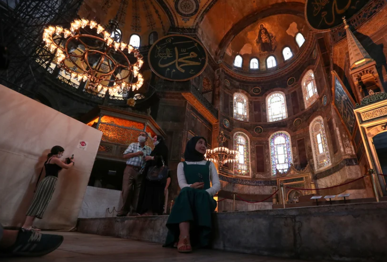 Tokom namaza u Aja Sofiji likovi Marije i anđela Gabrijela će biti prekriveni zavjesama