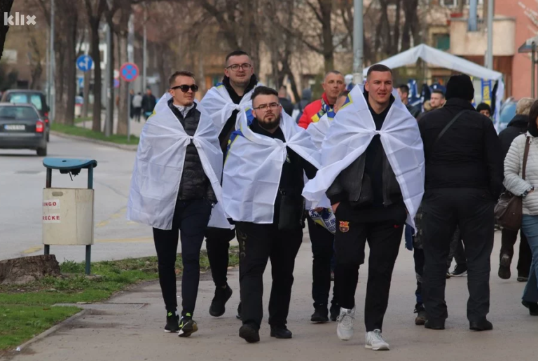 Navijači zahuktavaju atmosferu u Zenici, Zmajevi će imati i 12. igrača na tribinama (FOTO)