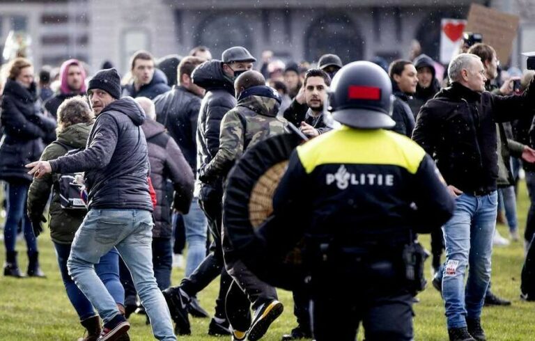 Hiljade ljudi na ulicama Amsterdama protestovalo protiv mjera zbog koronavirusa