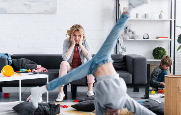 Zašto su djeca tako nestašna u blizini svojih majki i kako riješiti ovaj problem