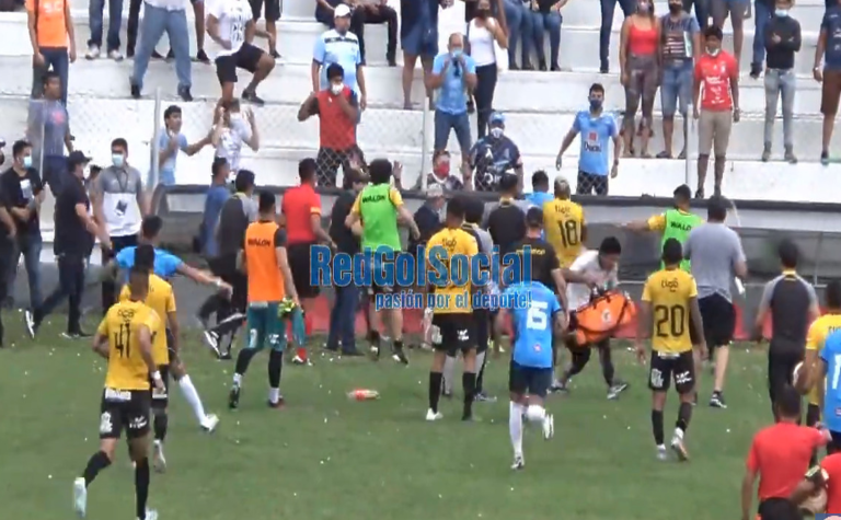 Skandal u bolivijskom nogometu: Navijači uletjeli na teren i tukli protivnike