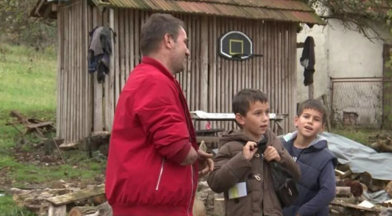 Bez ruke, oka, sav posao završava sam: Boli ga što svojim sinovima ne može da obezbijedi uslovan smještaj