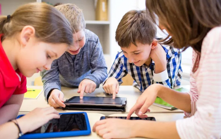 Djeca su više nego ikad izložena online opasnostima, znate li šta rade?