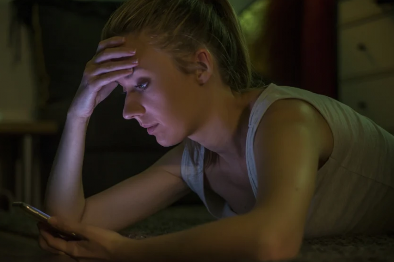 Divljenje slavnim ličnostima dovodi do ovisnosti o društvenim mrežama