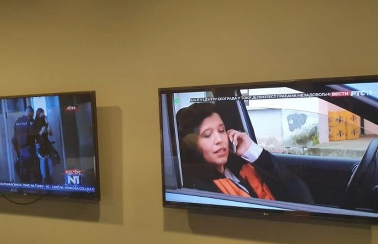 Dok traju demonstracije na RTS-u ide serija “Selo gori, a baba se češlja”