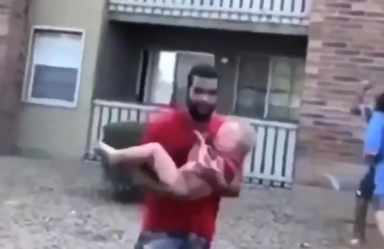 Heroj! Muškarac uhvatio dijete koje je bačeno iz kuće u plamenu